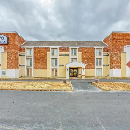 Oyo Townhouse Tulsa Woodland Hills Hotel